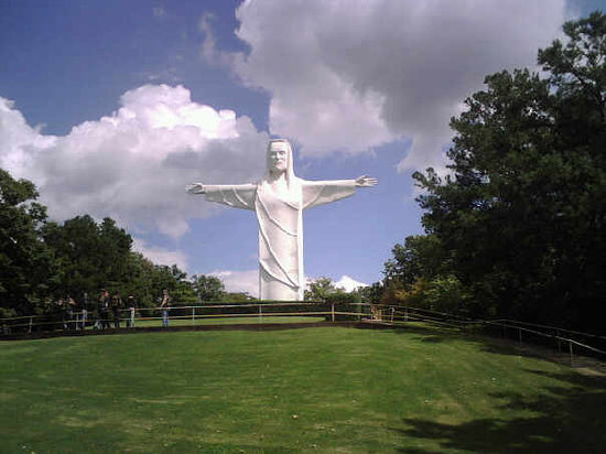 CHRIST OF THE OZARKS statue